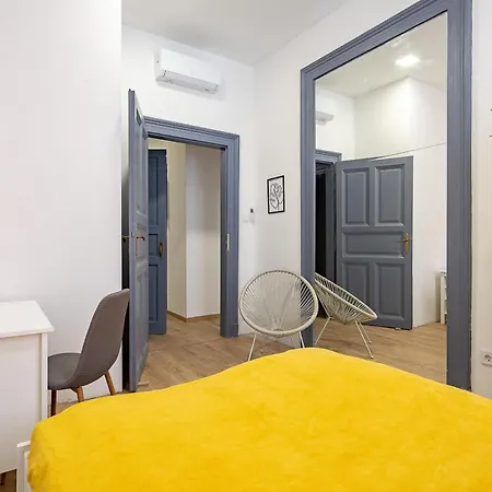 Apartment Cityscape Budget Kings Quarters *