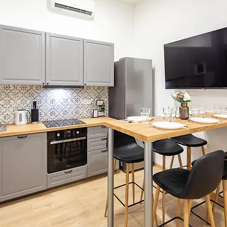 Cityscape Budget Kings Quarters Apartment